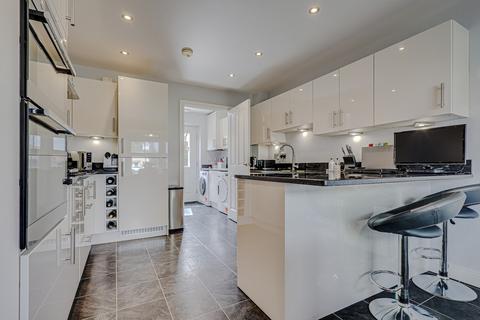 3 Claremont Crescent, Rayleigh, SS6 9GZ