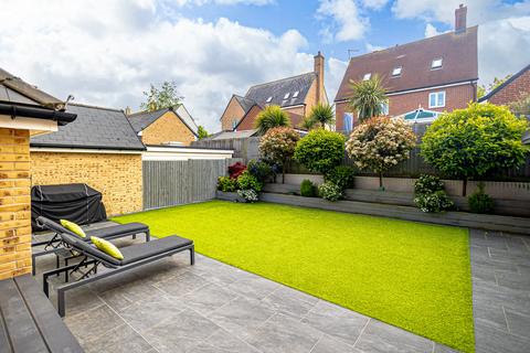 3 Claremont Crescent, Rayleigh, SS6 9GZ
