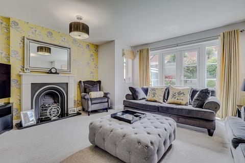 3 Claremont Crescent, Rayleigh, SS6 9GZ