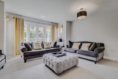 3 Claremont Crescent, Rayleigh, SS6 9GZ