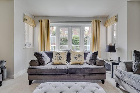 3 Claremont Crescent, Rayleigh, SS6 9GZ