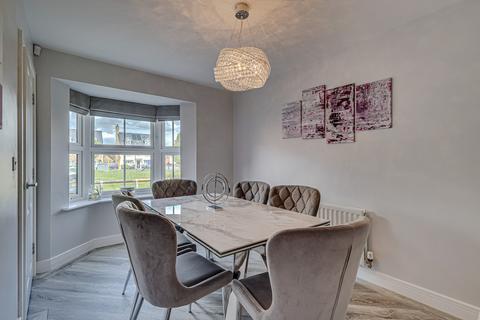 3 Claremont Crescent, Rayleigh, SS6 9GZ