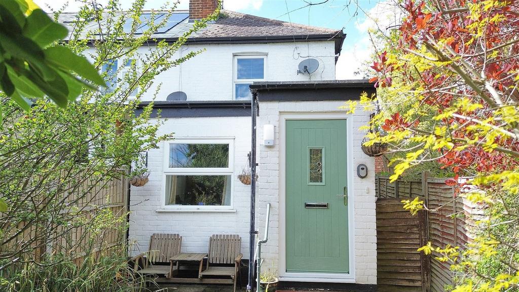 Clarence Road, Fleet GU51 2 bed end of terrace house for sale £375,000