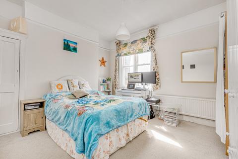 4 bedroom flat to rent, Fulham Palace Road, London