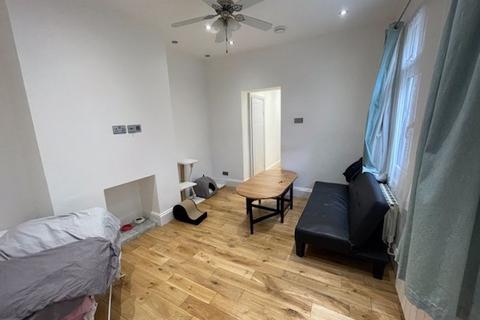 2 bedroom flat for sale, Beedell Avenue, Westcliff-On-Sea