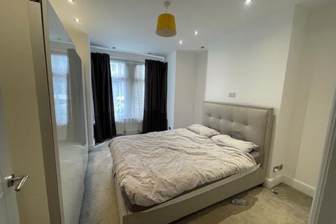 2 bedroom flat for sale, Beedell Avenue, Westcliff-On-Sea
