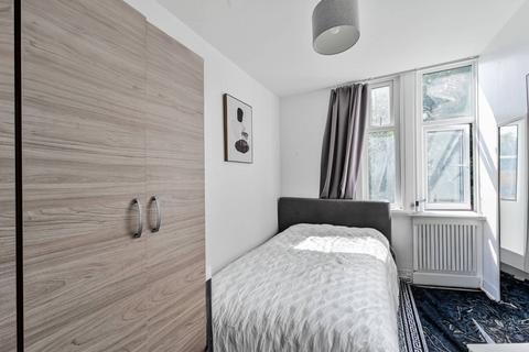 2 bedroom flat for sale, Hainault Road, Leyton, London, E11