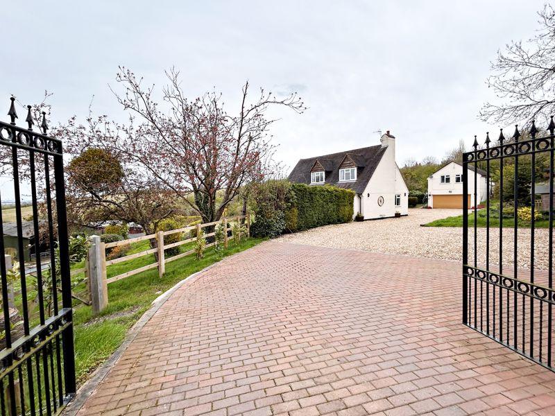 Roxley House: Worcestershire Equestrian Estate with Views 10