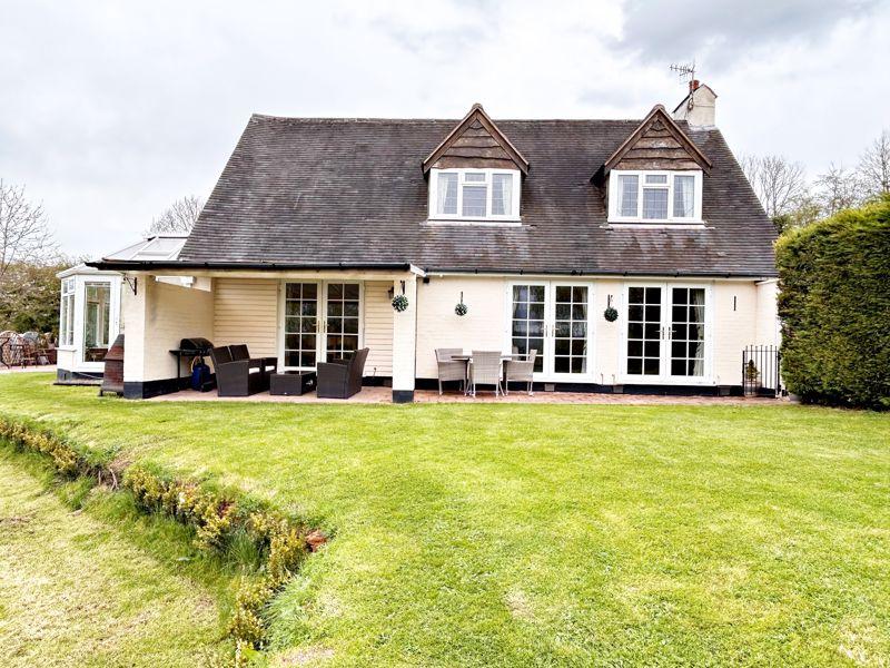 Roxley House: Worcestershire Equestrian Estate with Views 8