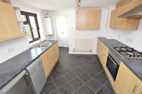 3 bedroom semi-detached house to rent, Harwich Road, Colchester, CO4