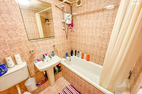 60 Waddington Close, Enfield, EN1 1NB