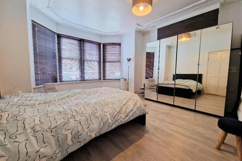 2 bedroom flat for sale, Cranley Road, Westcliff on Sea, Essex, SS0 8AJ