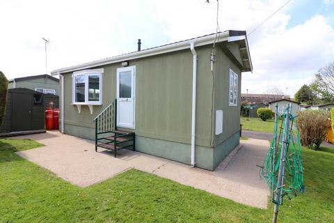 1 bedroom park home to rent, Nursery Road, Luton LU3
