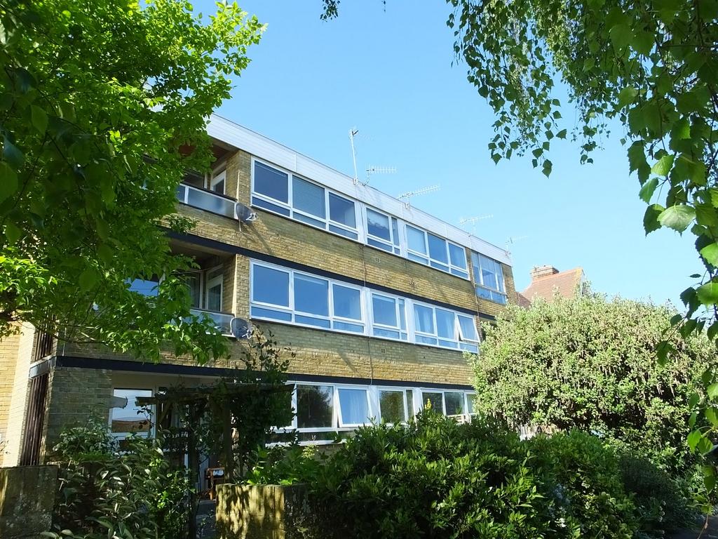 Dental Street, Hythe, CT21 2 bed apartment £895 pcm (£207 pw)