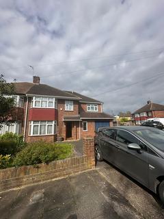 5 bedroom semi-detached house to rent, Meadow View Road, Hayes