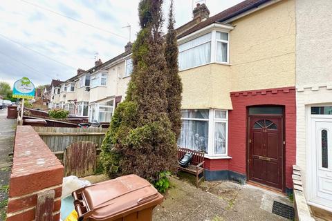 3 bedroom terraced house to rent, St Leonards Avenue, Chatham ME4