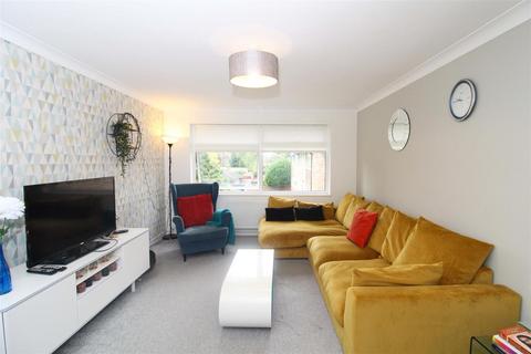 3 bedroom apartment to rent, Mulgrave Road, Sutton