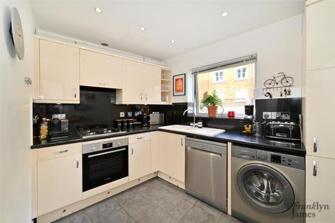 2 bedroom apartment for sale, Lamb Court, Narrow Street, E14