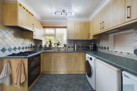 11 Lyneham Way, Trowbridge, BA14 7DR