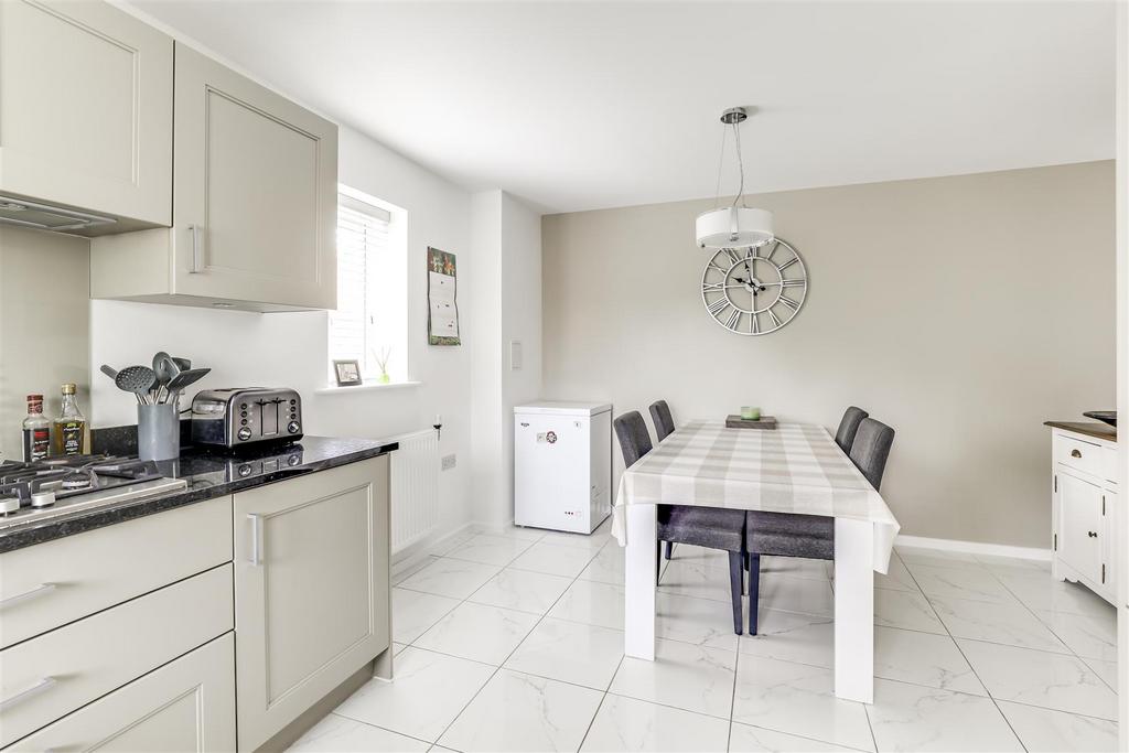 High Quality Kitchen/Dining Room