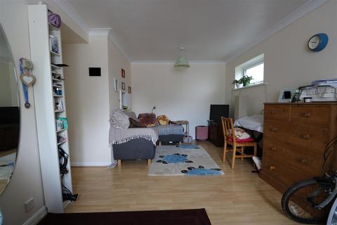 2 bedroom apartment for sale, Alexandra Avenue, Camberley GU15