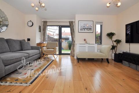 3 bedroom end of terrace house to rent, Cairns Avenue, London