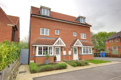 4 bedroom semi-detached house for sale, Magpie Avenue, Beverley