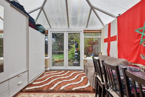 26 Maple Grove, Brentford, TW8 8NJ