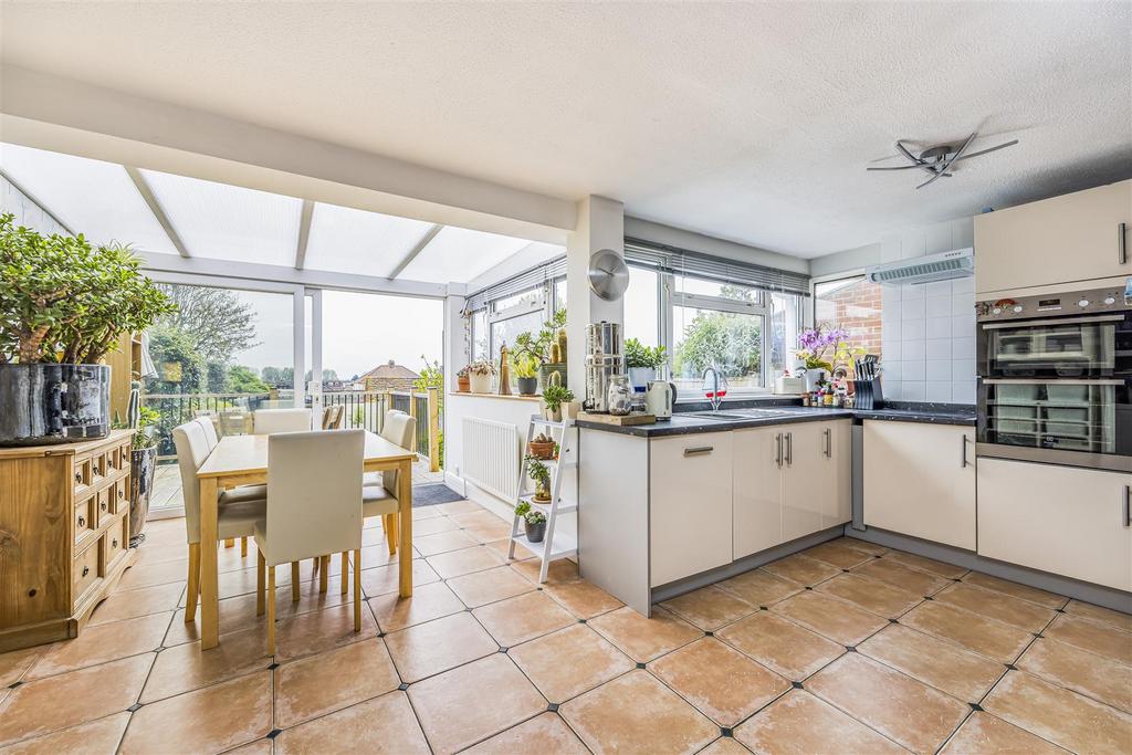 Havant Road, Portsmouth PO6 5 bed detached house for sale £525,000