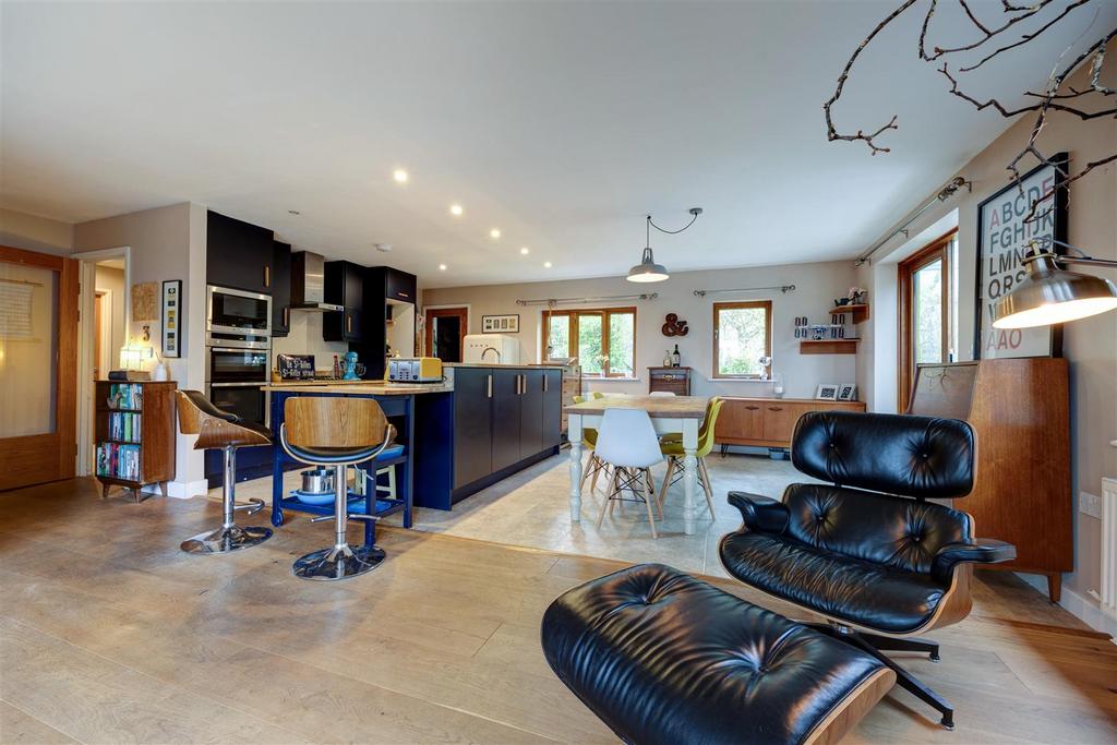 Open Plan Kitchen & Living Areas