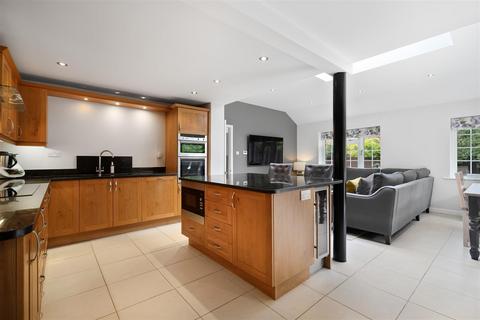 1 Oaklands Close, Ascot, SL5 7NG