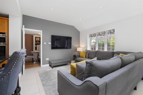 1 Oaklands Close, Ascot, SL5 7NG