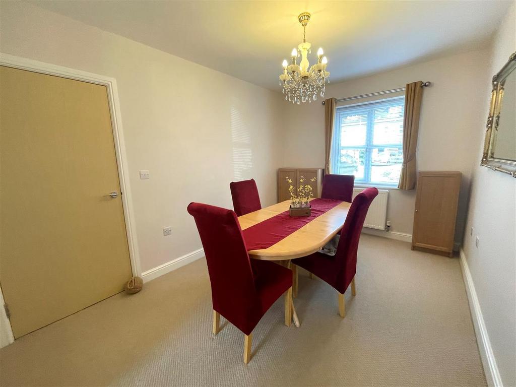 DINING ROOM.jpg