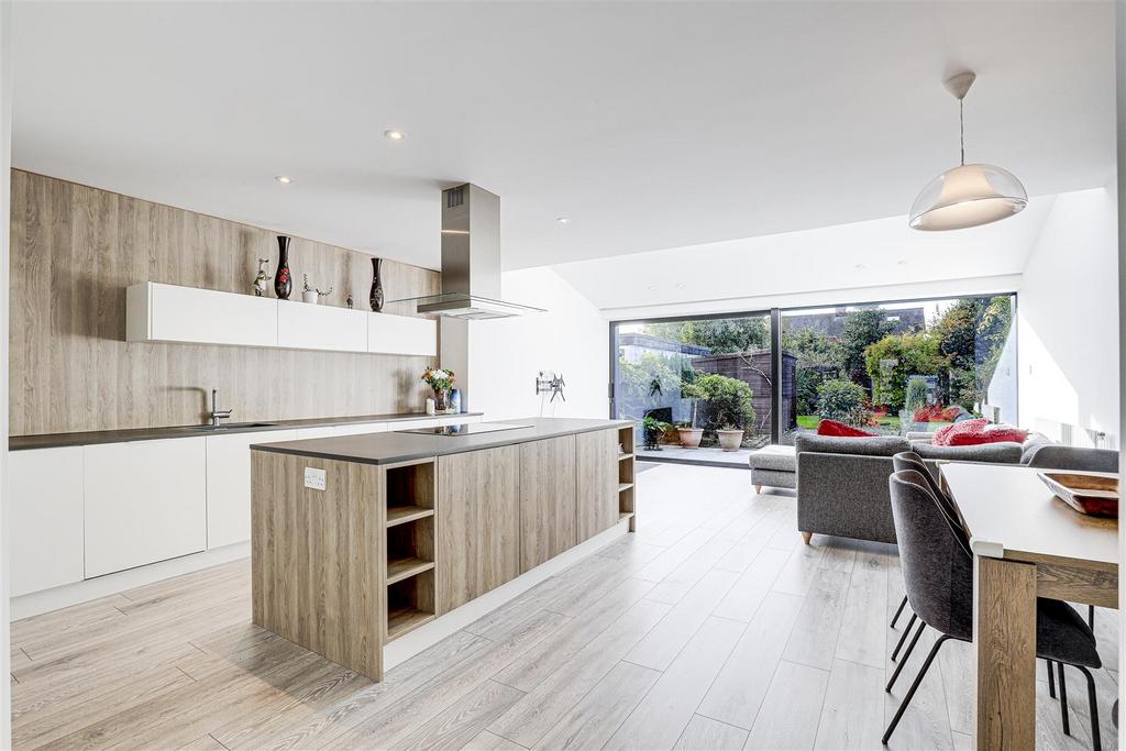 Davies Road, West Bridgford NG2 3 bed detached house for sale £595,000