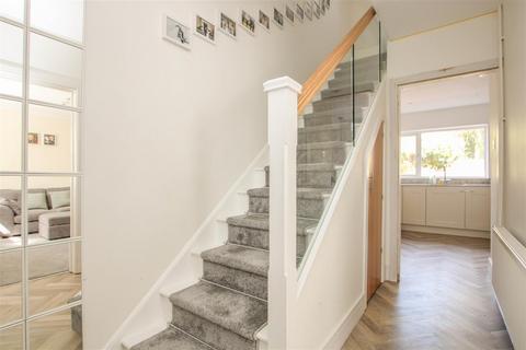 6 Saxon Close, Brentwood, CM13 2EU