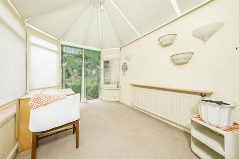 16 Seaton Close, Twickenham, TW2 7AS