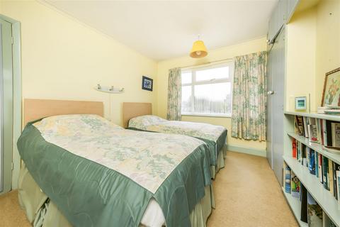 16 Seaton Close, Twickenham, TW2 7AS