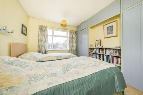 16 Seaton Close, Twickenham, TW2 7AS