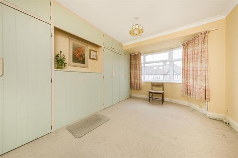 16 Seaton Close, Twickenham, TW2 7AS