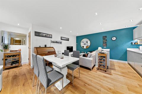 2 bedroom apartment for sale, Station Road, Hampton