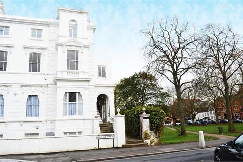 3 bedroom flat to rent, Portland Terrace, Richmond