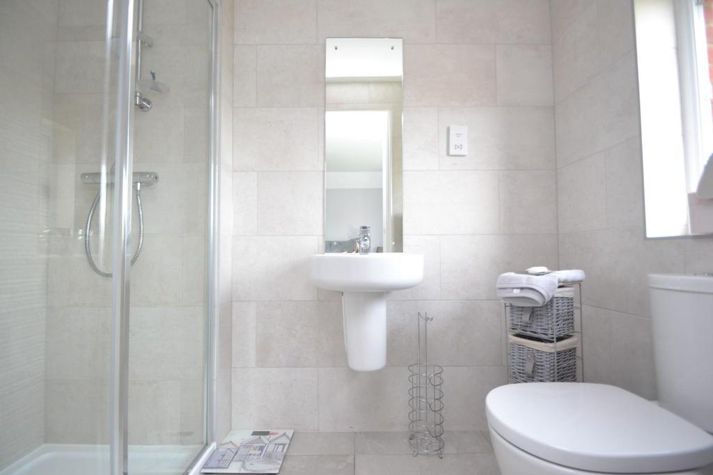 Bed Two ensuite.JPG