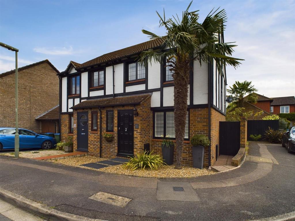 Kings Chase, East Molesey 3 bed semidetached house for sale £645,000