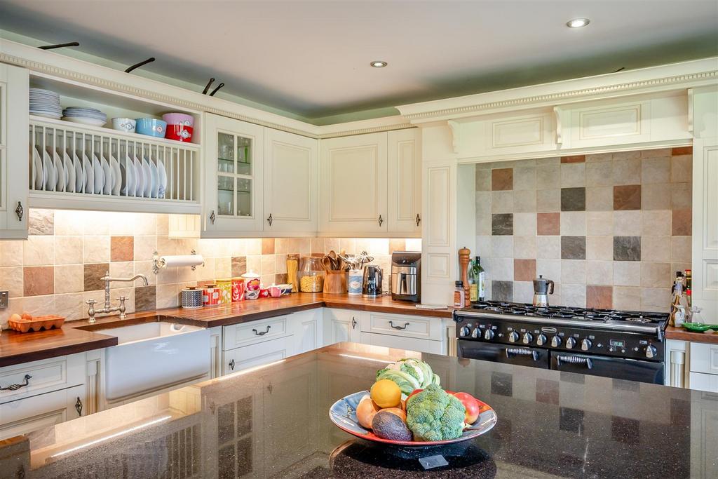 8593517-interior13.jpg