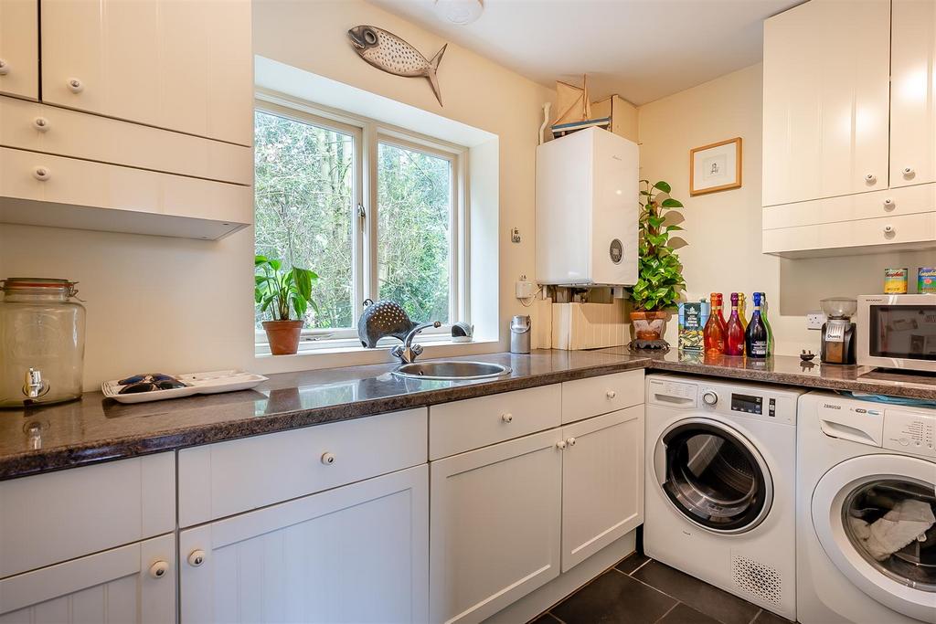 8593517-interior20.jpg