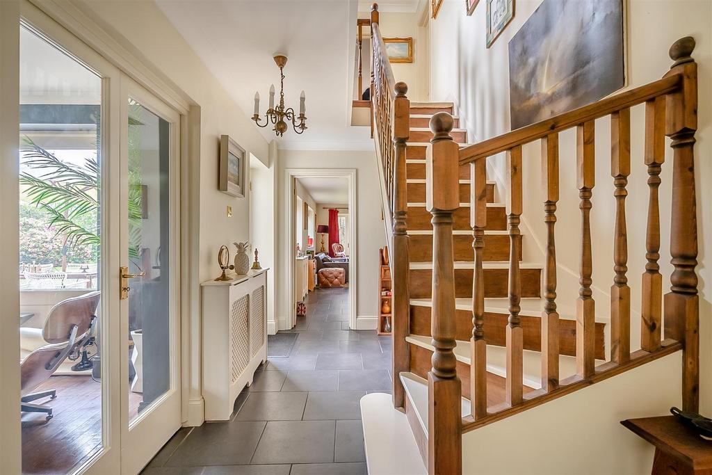 8593517-interior22.jpg