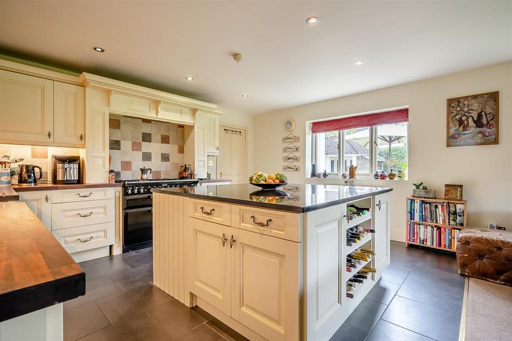 8593517-interior12.jpg