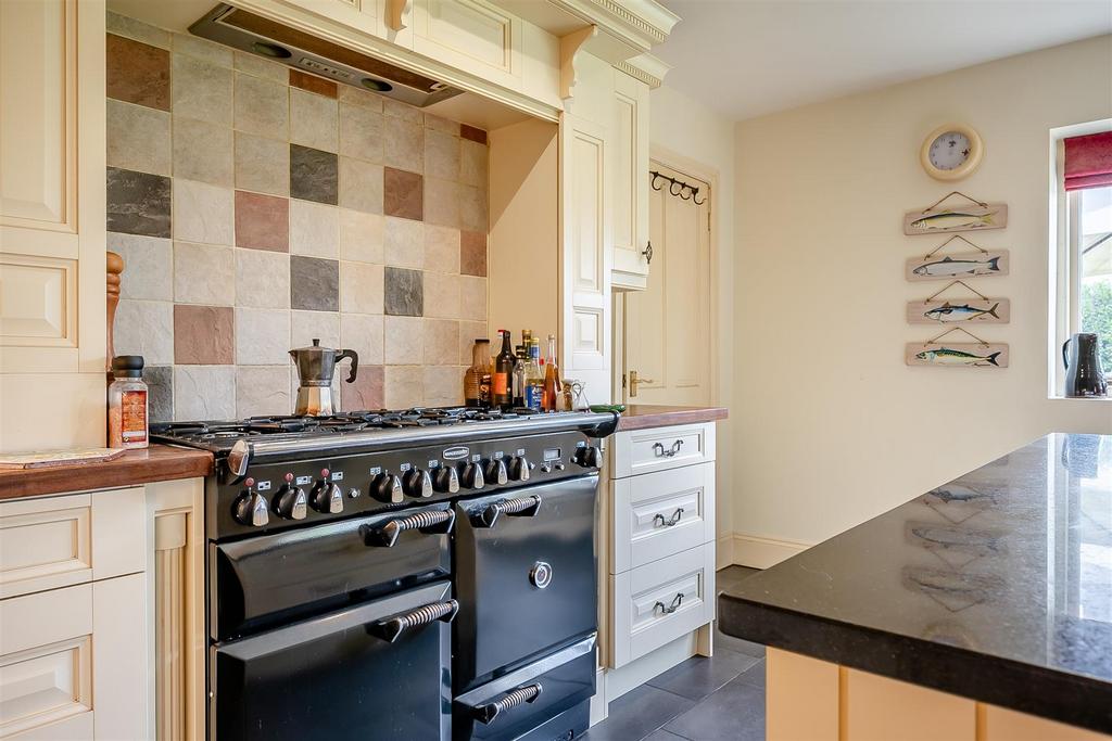 8593517-interior16.jpg