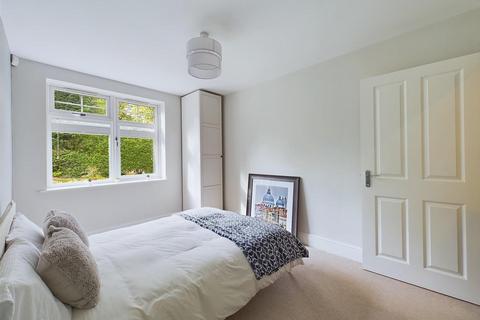 2 bedroom flat for sale, Woodcote Valley Road, Purley CR8