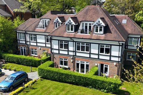 Flat 8, 4 Woodcote Valley Road, Purley, CR8 3AG